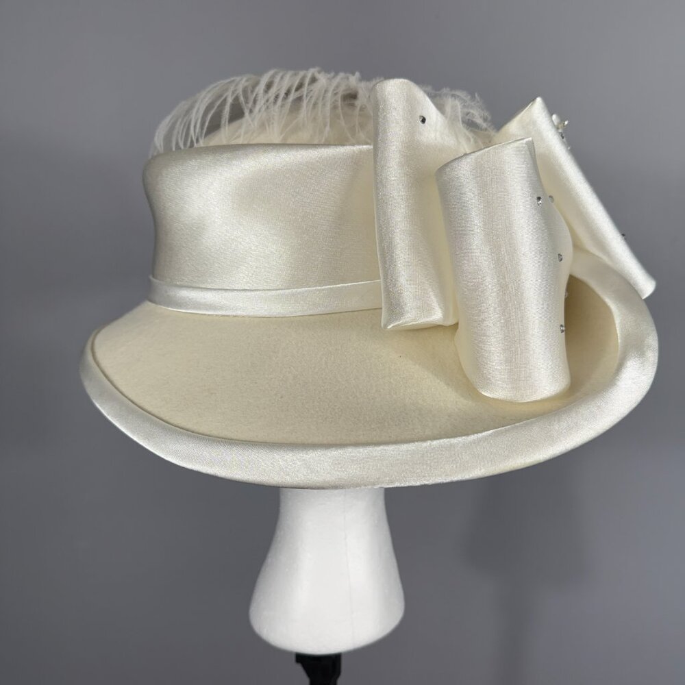 Winter White Wool and Polyester Church Lady Hat. Bow, feathers, rhinestones! - Picture 3 of 7